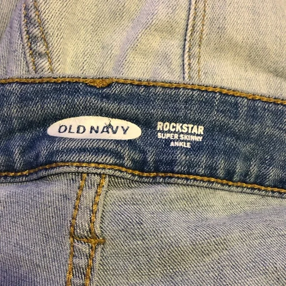 Old Navy Light Wash Jeans - Picture 6 of 6